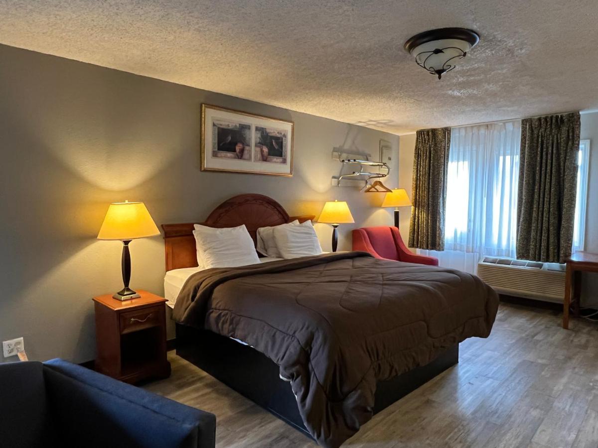 Ozark Inn & Suites エクステリア 写真