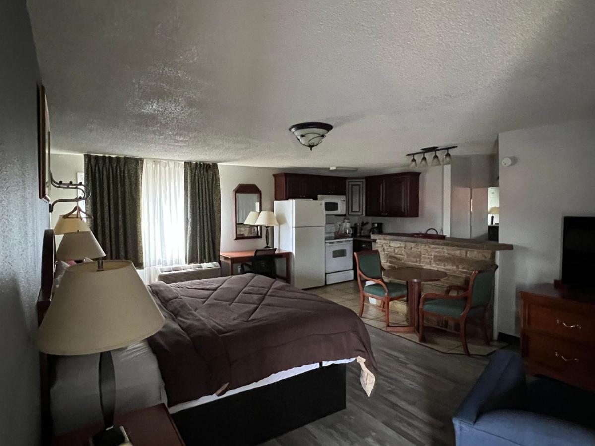 Ozark Inn & Suites エクステリア 写真