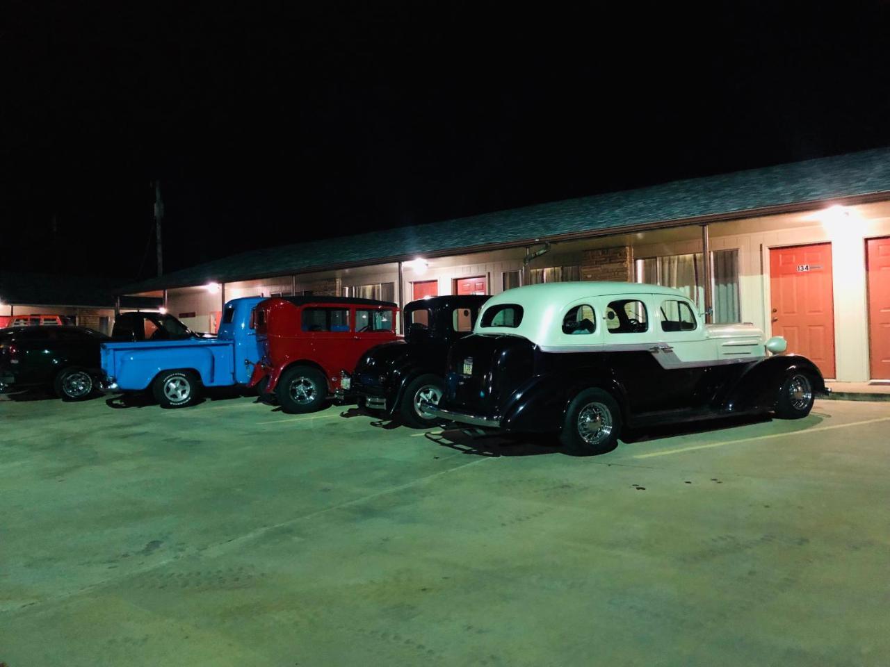 Ozark Inn & Suites エクステリア 写真