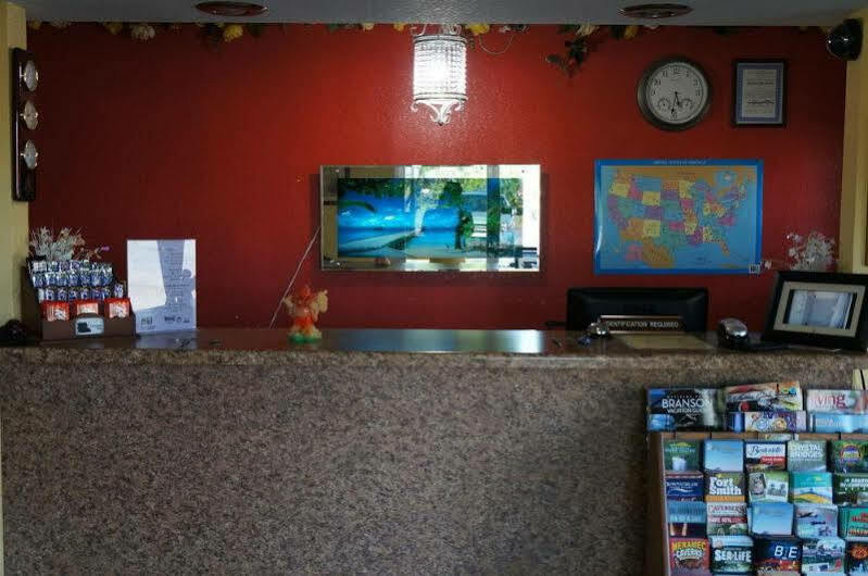Ozark Inn & Suites エクステリア 写真