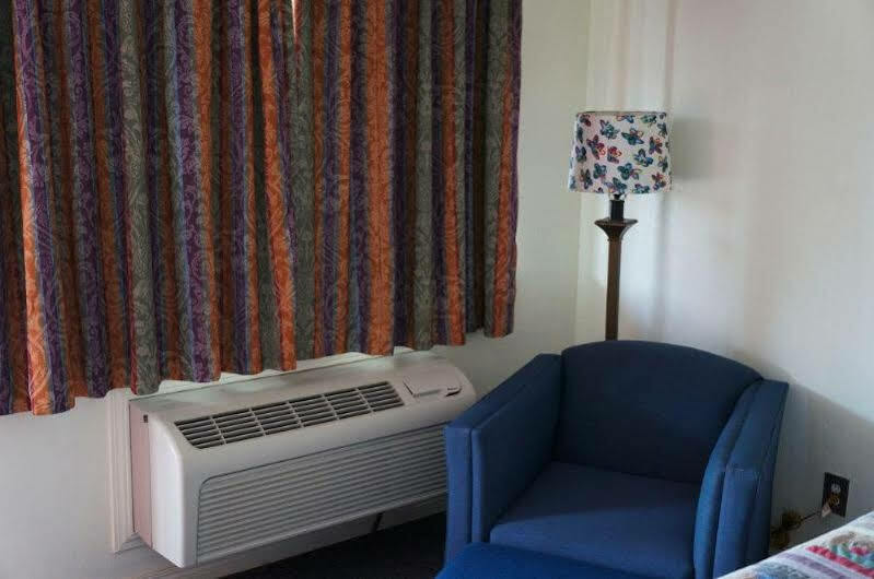 Ozark Inn & Suites エクステリア 写真